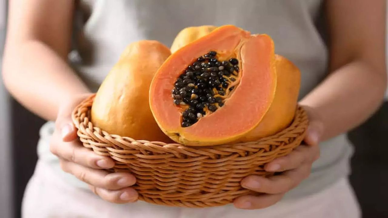 Papaya Benefits: क्या पपीता खाकर आप भी अपना वजन कम कर सकते हैं? जानें इसका सही तरीका!